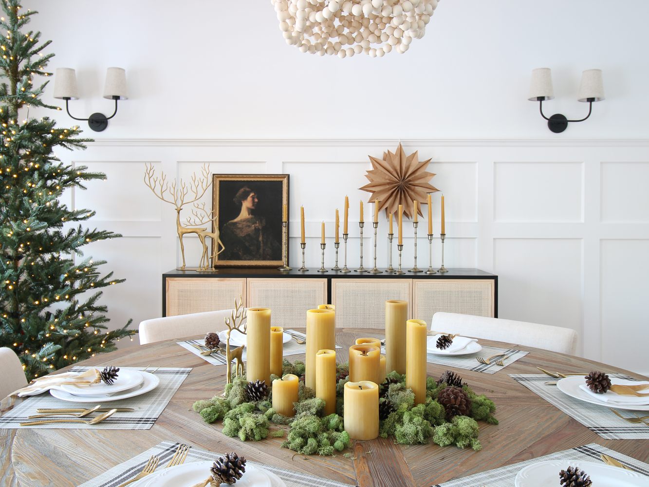 Simple and Classic Christmas Dining Room Decor