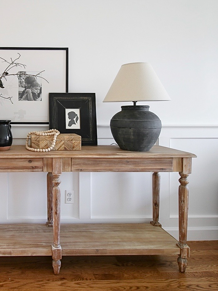 Everett console table, ceramic lamp