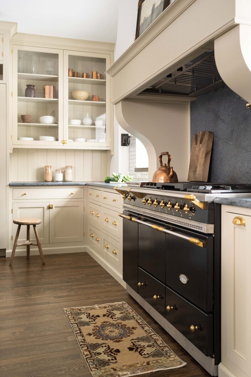 Whittney Parkinson image demonstrating kitchen trend of vintage stove